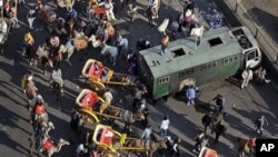 Des partisans du gouvernement ont attaqué, mercredi, les manifestants anti-Moubarak de la Place Tahrir