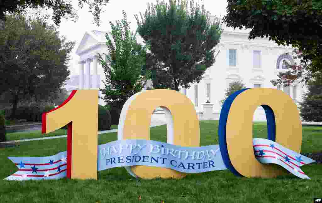 Un panneau à la Maison Blanche souhaite un « joyeux anniversaire » à l'ex président Jimmy Carter à l'occasion de son centenaire, àDC, le 1er octobre 2024. (SAUL LOEB / AFP)