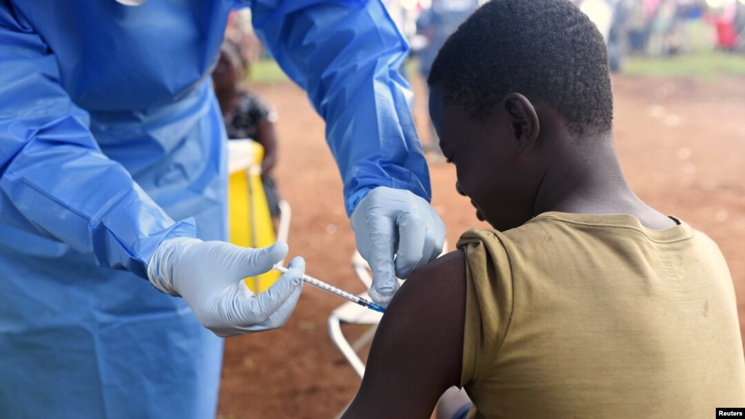 Petugas kesehatan memberikan vaksin ebola kepada seorang anak di DRC yang berbatasan dengan Sudan Selatan (foto: dok). 