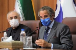 라파엘 그로시 국제원자력기구(IAEA) 사무총장이 25일 테헤란에서 알리 아크바르 살레히 이란 원자력청장과 회담했다.