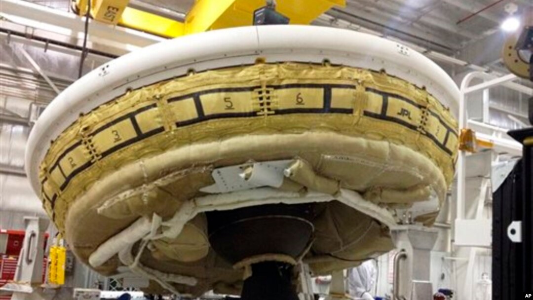 Imagen proporcionada por la NASA del platillo, denominado Desacelerador Supersónico de Baja Densidad.