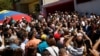 La gente se reúne alrededor de la candidata presidencial de la oposición venezolana María Corina Machado, en Caracas, el 29 de enero de 2024. REUTERS/Leonardo Fernández Viloria