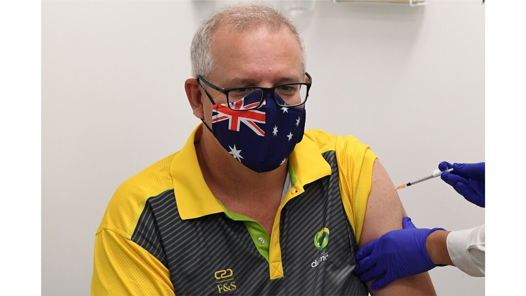 PM Australia Scott Morrison menerima vaksinasi COVID-19 di Castle Hill Medical Centre, Minggu, 21 Februari 2021.