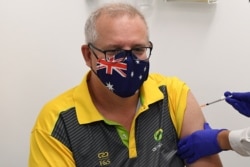 PM Australia Scott Morrison menerima vaksinasi COVID-19 di Castle Hill Medical Centre, Minggu, 21 Februari 2021.