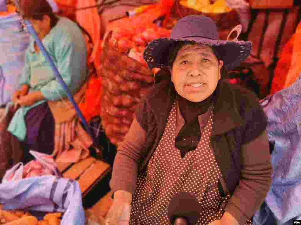 Las vendedoras en los mercados de La Paz dicen estar preocupadas por el desabastecimiento. Denuncian que hay poca comida para los paceños y los precios se han incrementado considerablemente.