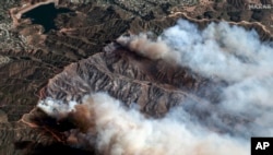 En esta imagen proporcionada por Maxar Technologies, el incendio Palisades arde al sur del embalse de Encino, arriba a la izquierda, en Los Ángeles, el sábado 11 de enero de 2025. (Maxar Technologies vía AP)