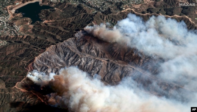 En esta imagen proporcionada por Maxar Technologies, el incendio Palisades arde al sur del embalse de Encino, arriba a la izquierda, en Los Ángeles, el sábado 11 de enero de 2025. (Maxar Technologies vía AP)