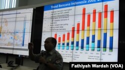 Kepala Pusat Data Informasi dan Humas Badan Nasional Penanggulangan Bencana (BNPB) Sutopo Purwo Nugroho sedang menjelaskan tentang bencana banjir dan longsor di Indonesia dikantornya (10/2). (VOA/Fathiyah)