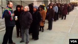 More than 2,000 people lined up in the bitter cold outside New York's Riverside Church for the opportunity to pay their respects to Nelson Mandela, Dec. 11, 2013. (Adam Phillips/VOA)