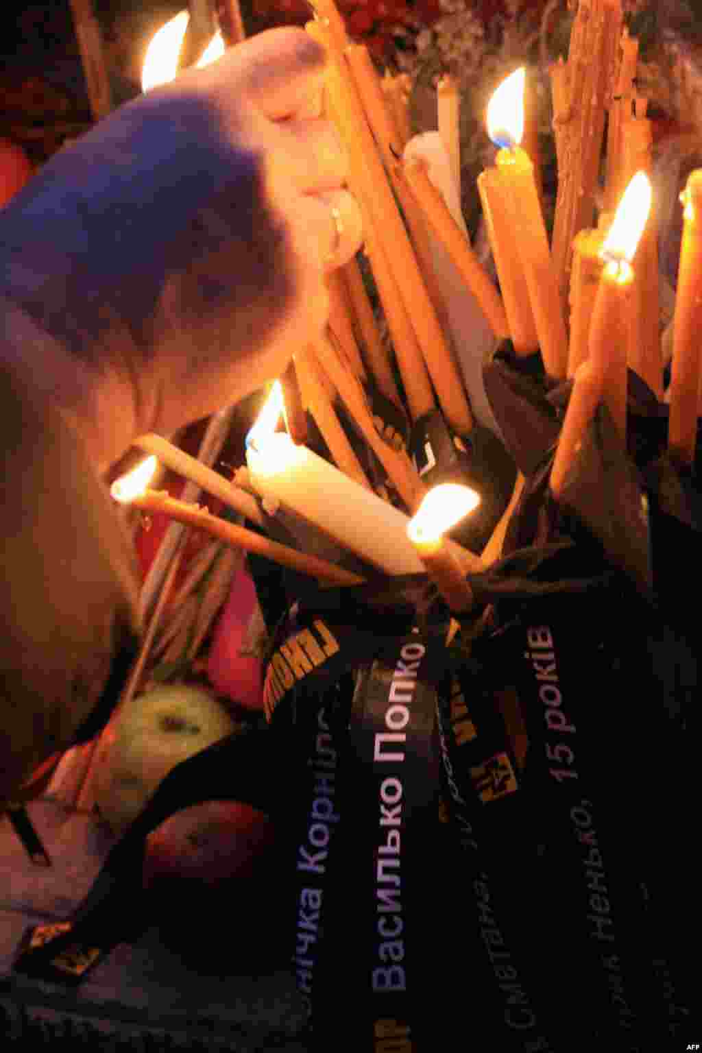 Тысячи свечей зажгли 26 ноября в Киеве. На траурных лентах имена детей и подростков