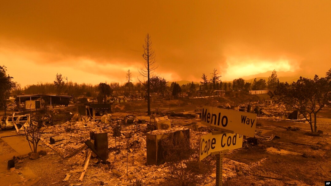 Rumah-rumah yang hangus terbakar Api Carr, di Perumahan Lake Keswick, wilayah Redding, California, 27 Juli 2018.