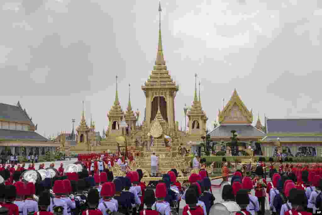 The ceremonial urn of Thailand's late King Bhumibol Adulyadej arrives at the crematorium during the funeral procession as royal crematorium is seen in the background in Bangkok, Thailand, Oct. 26, 2017. 