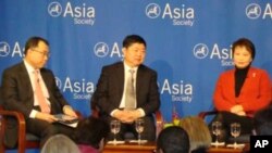 三位亞洲教育行政專家與美國人座談,日本文部省次官山中伸一(左起)，上海師範大學校長張民選，香港教育局常任秘書長謝淩潔貞