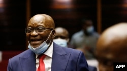  L'ancien président sud-africain Jacob Zuma se tient sur le banc des accusés après la suspension de son procès pour corruption à la Haute Cour de Pietermaritzburg à Pietermaritzburg, Afrique du Sud, le 26 mai 2021.