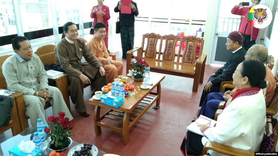 ရှမ်းတိုင်းရင်းသားများ ဒီမိုကရေစီအဖွဲ့ချုပ် (SNLD) ကိုယ်စားလှယ်အဖွဲ့နဲ့ အမျိုးသားဒီမိုကရေစီအဖွဲ့ချုပ် (NLD) ကိုယ်စားလှယ်အဖွဲ့ တို့ တောင်ကြီးမြို့ NLD ရုံးမှာ တွေ့ဆုံဆွေးနွေးခဲ့တဲ့ မြင်ကွင်း။ (ဓာတ်ပုံ - Shan Nationalities League for Democracy - ဇန်နဝါရီ ၁