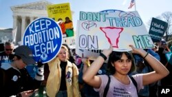 Para pendukung hak aborsi melakukan aksi protes di depan gedung Mahkamah Agung AS di Washington DC (foto: dok). 