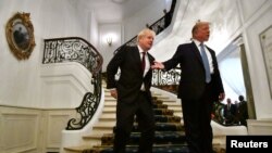 프랑스 비아리츠에서 열리고 있는 주요7개국(G7) 정상회의에 참석한 도널드 트럼프 미국 대통령과 보리슨 존슨 영국 총리가 25일 업무 조찬을 위해 만났다.