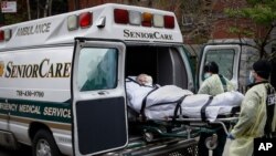 انتقال یک بیمار مبتلا به کرونا از خانه سالمندان به بیمارستانی در شهر بروکلین نیویورک - ۱۷ آوریل ۲۰۲۰