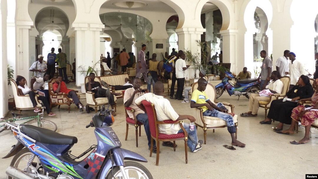Protesters occupy Mali's presidential palace in the capital Bamako, May 21, 2012. 