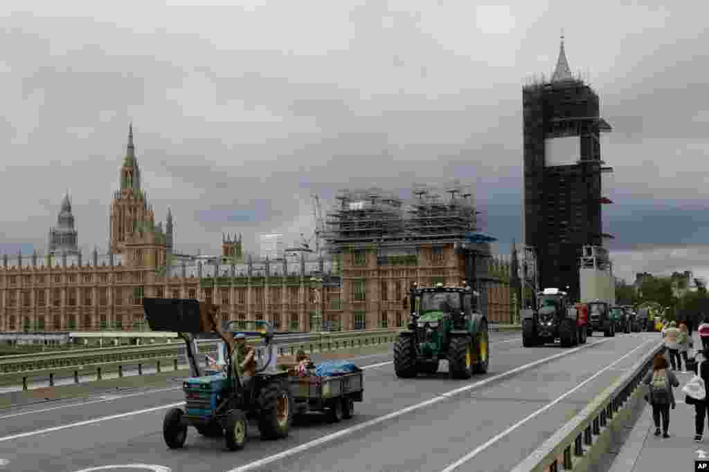 کشاورزان و مزرعه داران بریتانیایی با تراکتور و تجهیزات‌شان در مرکز شهر لندن برای اعتراض رژه می‌روند. آنها به کاهش قیمت خرید محصولات اعتراض دارند. 