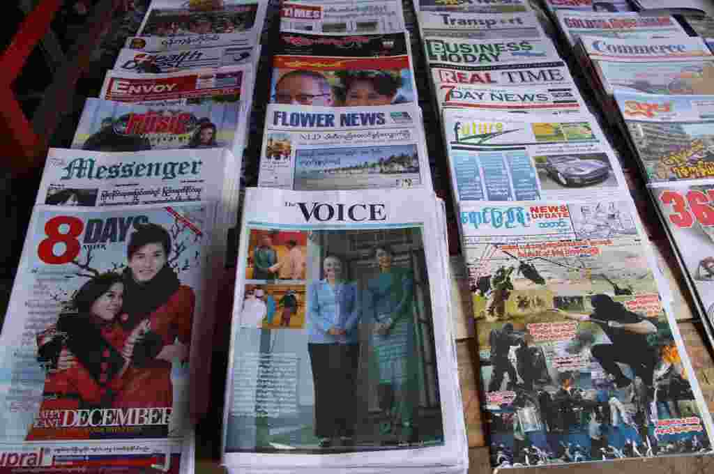 Surat kabar setempat memuat gambar Menlu AS Hillary Clinton saat bertemu dengan Aung San Suu Kyi di halaman depannya (VOA-D.Schearf).