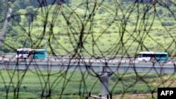 旅游车行驶在汉城以东的朝韩边界附近（2008年）