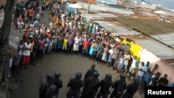 Liberian security forces hem in protesters after clashes at West Point neighborhood in Monrovia, Aug. 20, 2014.