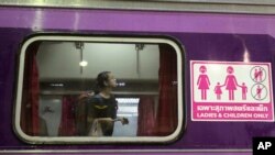 Seorang penumpang perempuan mencari tempat duduknya dalam gerbong khusus perempuan dan anak-anak di stasiun Hua Lamphong, Bangkok, Thailand (29/9).