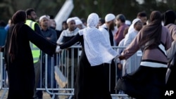 Waombolezaji wikionyesha umoja baada ya ibada ya maziko iliyofanyika katika uwanja wa makaburi ya Memorial Park, Christchurch, New Zealand, Ijumaa, Machi 22, 2019.