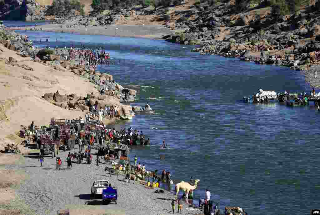 에티오피아 티그레이에서 전투를 피해 탈출한 주민들이 수단으로 가기 위해 접경의 강둑에 모였다.