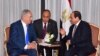 Le président égyptien Abdel Fattah al-Sisi (à droite) s'entretient avec le Premier ministre israélien Benjamin Netanyahu (à gauche) lors de leur rencontre avant l'Assemblée générale des Nations unies à New York, aux États-Unis, le 19 septembre 2017.