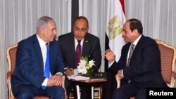 Le président égyptien Abdel Fattah al-Sisi (à droite) s'entretient avec le Premier ministre israélien Benjamin Netanyahu (à gauche) lors de leur rencontre avant l'Assemblée générale des Nations unies à New York, aux États-Unis, le 19 septembre 2017.