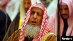 FILE - Saudi Arabia Grand Mufti, Sheikh Abdul Aziz Al-Asheikh, prays during a funeral at the Grand Mosque in Riyadh, Feb. 2008. 