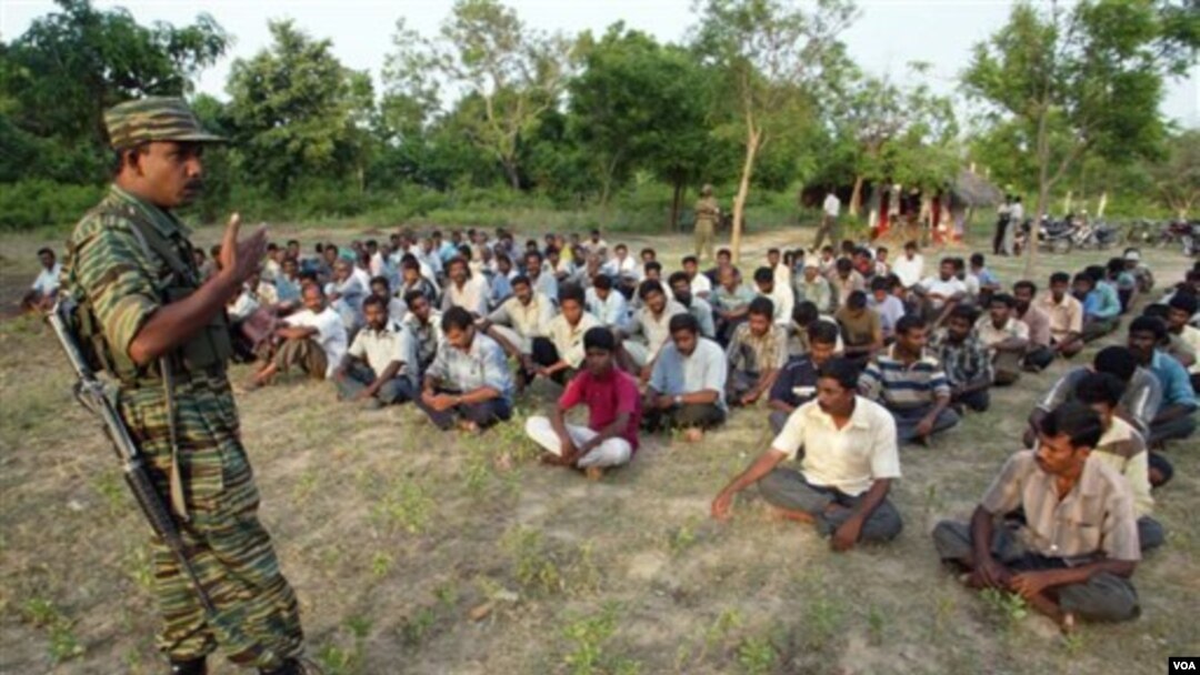 Instruktur perang tentara pemberontak Tamil melakukan training cara berperang kepada warga sipil etnis Tamil (foto: dok.). Srilanka masih menahan ribuan warga yang terlibat kegiatan pemberontak Tamil.