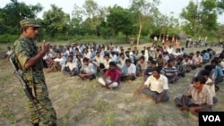 Instruktur perang tentara pemberontak Tamil melakukan training cara berperang kepada warga sipil etnis Tamil (foto: dok.). Srilanka masih menahan ribuan warga yang terlibat kegiatan pemberontak Tamil.