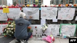 Mémorial à Toronto pour les victimes de l'attaque d'un chauffeur qui a renversé et tué dix personnes -dont huit femmes- et blessé 16 autres personnes. Alek Minassian avait visé principalement des femmes après avoir publié sur Facebook un message de haine contre les femmes.