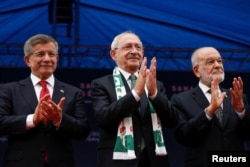 کمال قلیچدار اوغلو (وسط) توانسته برخی از متحدان سابق اردوغان از جمله احمد داوود اوغلو (چپ) وزیر خارجه سابق دولت اردوغان را جذب کند. در عکس تمل کاراملا اوغلو (راست) رهبر حزب سعادت هم حضور دارد.
