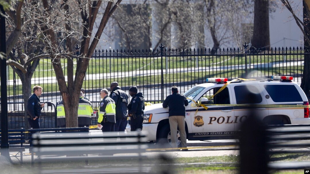 Para petugas penegak keamanan terlihat dekat Gedung Putih, di Washington, 3 Maret 2018.