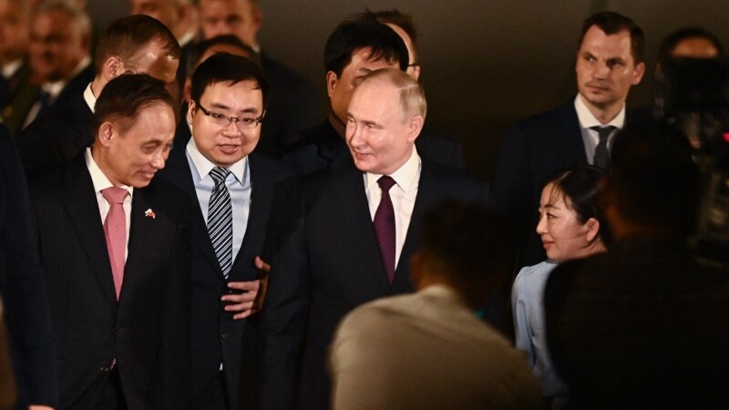 Vladimir Putin visits Vietnam
