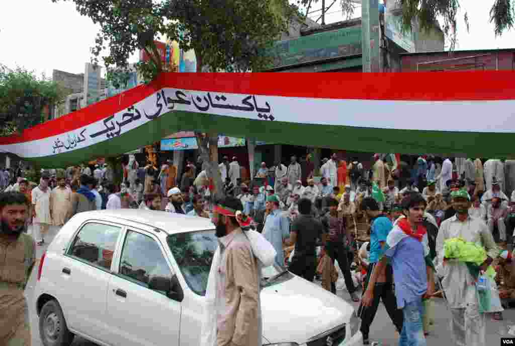 طاہر القادری کے ہمراہ لاہور سے آنے والے کارکنان آبپارہ مارکیٹ کے سامنے پڑاؤ ڈالے ہوئے ہیں۔