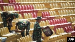 Para anggota TNI memperbaiki kursi-kursi yang dirusak oleh suporter sepak bola di Stadion Jakabaring, Palembang, 23 Juli 2018, menjelang pelaksanaan Asian Games pada Agustus. (Foto: AFP)