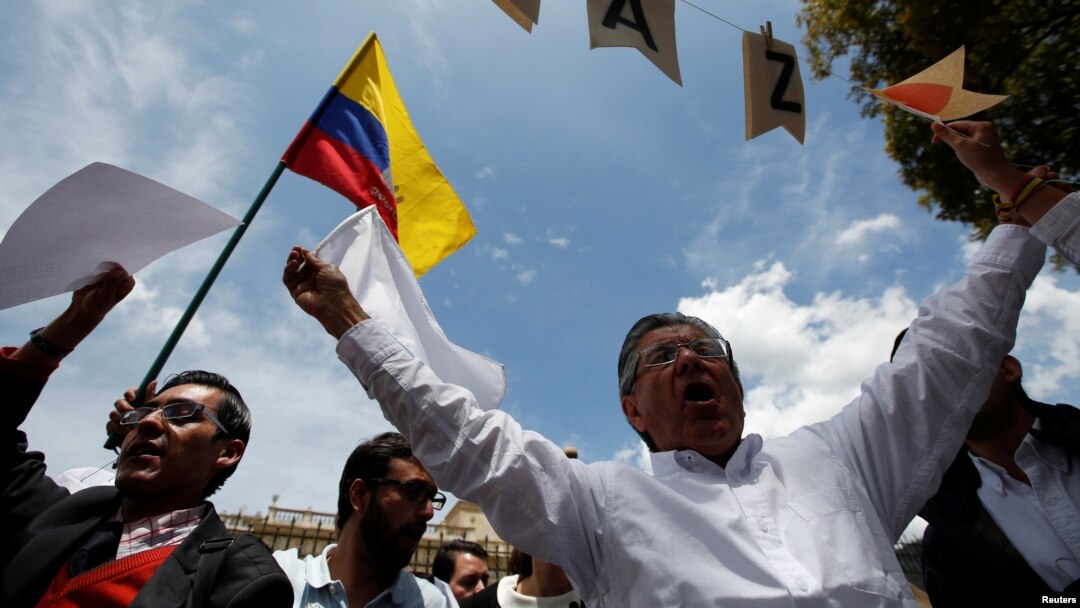 Para pendukung persetujuan damai antara pemerintah dan kelompok pemberontak Kolombia di depan Istana Narino, Bogota (5/10). (Reuters/John Vizcaino)