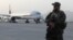 Seorang anggota pasukan keamanan Taliban siaga di depan sebuah pesawat "Qatar Airways" di bandara Hamid Karzai, Kabul, Afghanistan (10/9).