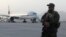 Anggota petugas keamanan Taliban tampak berjaga di dekat pesawat Qatar Airways yang akan lepas landas membawa penumpang dari Bandara Internasional Kabul di Afghanistan pada 10 September 2021. (Foto: WANA via Reuters)