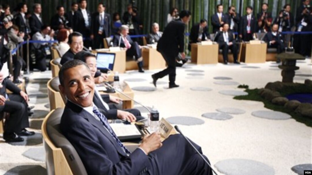 Presiden Barack Obama tersenyum kepada para wartawan dalam KTT APEC di Yokohama, Jepang hari ini, 13 November 2010.