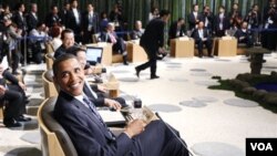 Presiden Barack Obama tersenyum kepada para wartawan dalam KTT APEC di Yokohama, Jepang hari ini, 13 November 2010.