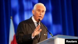 Roger Stone, penasihat kampanye Presiden Amerika Donald Trump, memberikan sambutan pada konferensi "American Priority" di Washington, D.C., 6 Desember 2018. (Foto: dok).