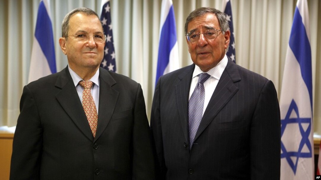 Menhan Israel Ehud Barak (kiri) menerima kunjungan Menhan AS Leon Panetta di Tel Aviv, Israel (1/8). Israel berbeda pandangan dengan Amerika mengenai kemampuan Iran memproduksi senjata nuklir. 