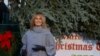 Ibu Negara Melania Trump Sambut Pohon Natal di Gedung Putih