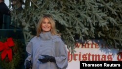 Ibu Negara AS Melania Trump menerima pengiriman Pohon Natal Gedung Putih di Gedung Putih, Senin, 23 November 2020. 